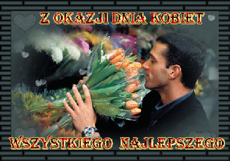 Mężczyzna wybiera kwiaty i życzenia na dzień kobiet